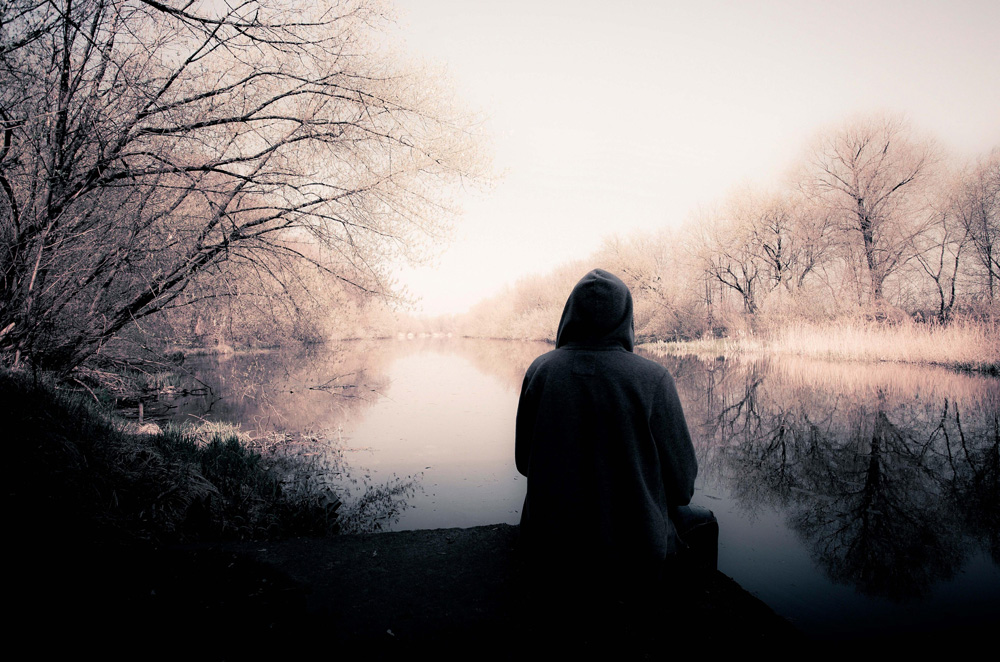 一个人坐在河边安静的发呆