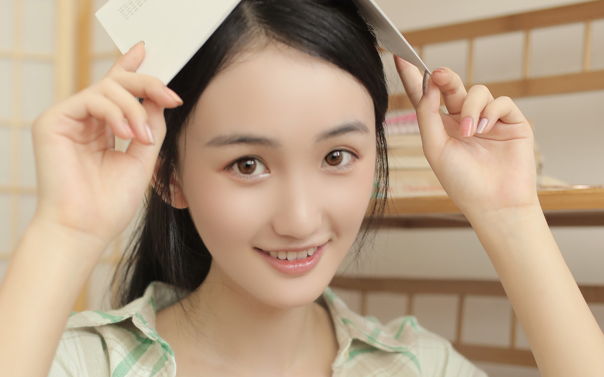 格子衬衣美女校花图片桌面电脑高清壁纸高清大图预览1920×1200_美女