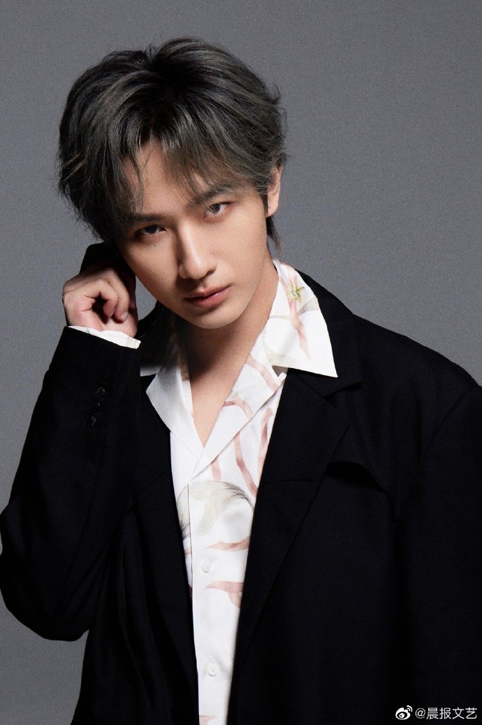 黑西装国风衬衫造型#今日@l李宏毅公开一组黑西装国风衬衫造型写真