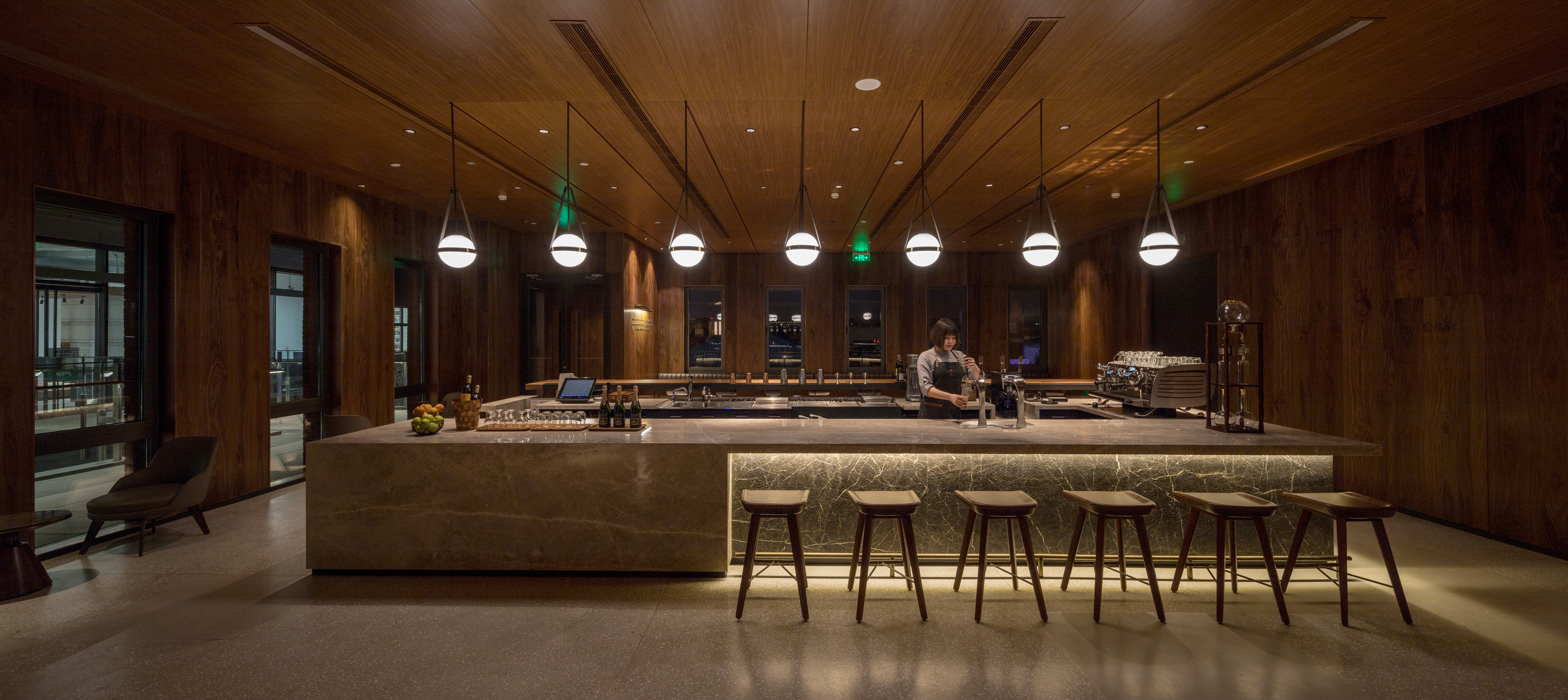 特调学派吧台位于门店三层_星巴克中国_高清大图_图片下载_美通社 pr