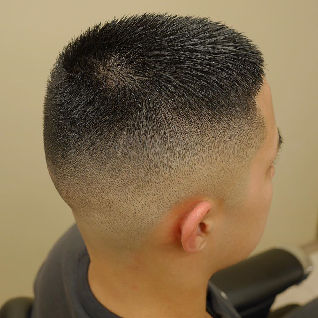 50多岁大叔头发花白,剪款飞机头,意外变男神,实在太帅了_发型