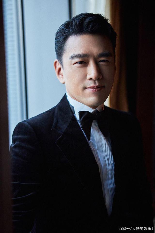 西装是男明星出席活动最常见的着装,没有之一.