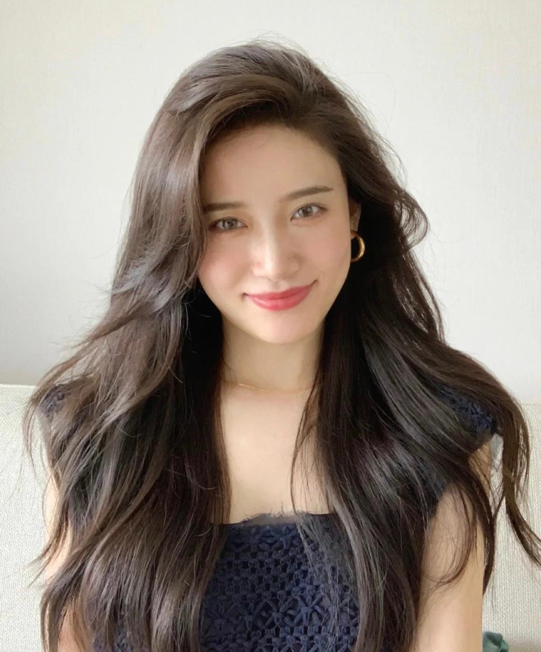 皮肤暗黄染什么颜色头发显皮肤白(适合黄皮染的三种发色)-四五百科