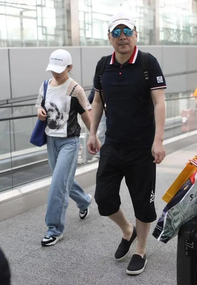 原创陈建斌一家人现身机场娇妻红润状态佳身材却臃肿到让人不敢认