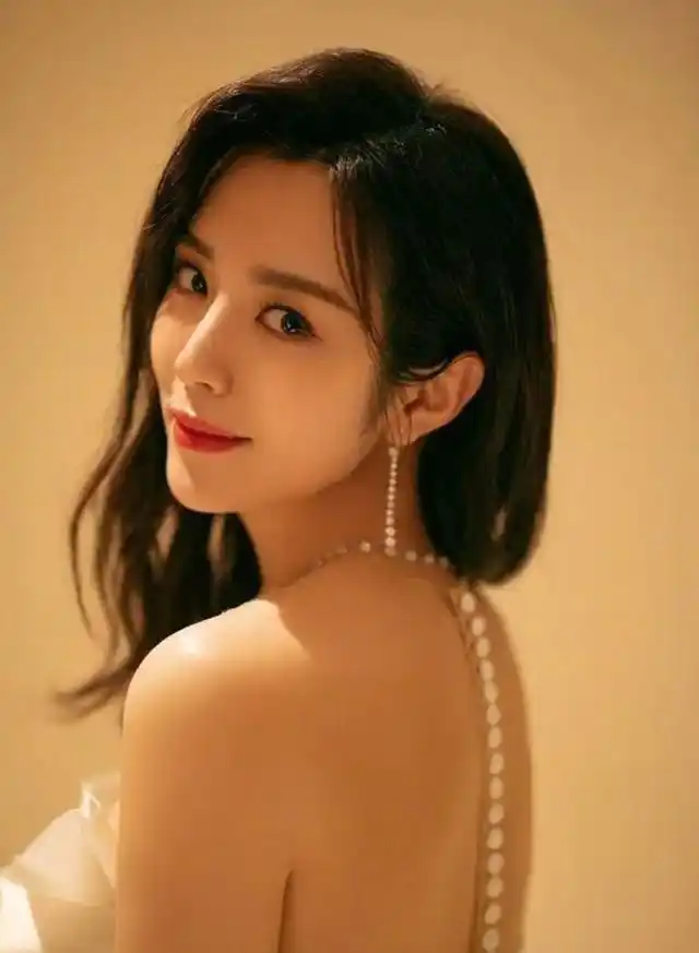 回顾王晓晨:被传与胡歌隐婚,为拍戏差点瘫痪,至今未婚风韵犹存