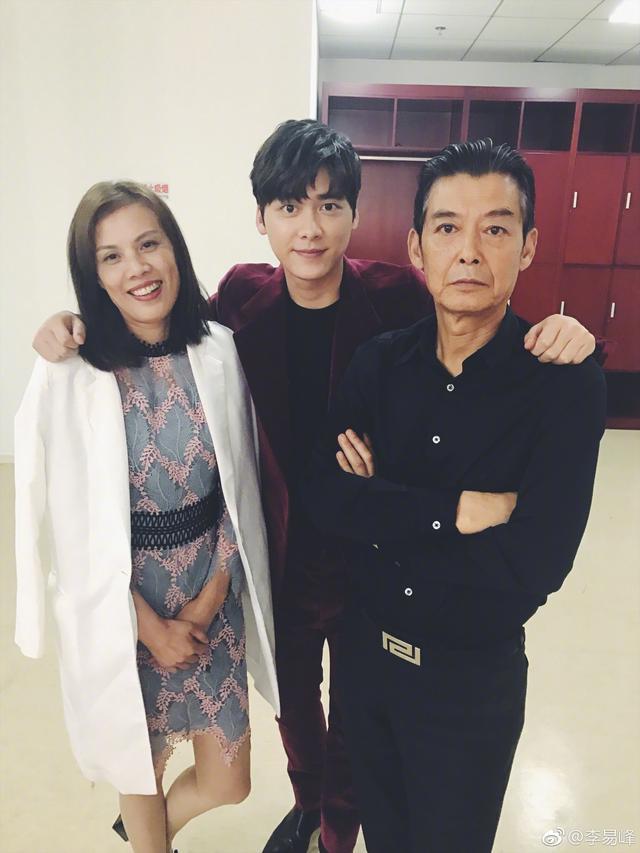 李易峰全家颜值怎么样李易峰父母家庭背景照片大合集