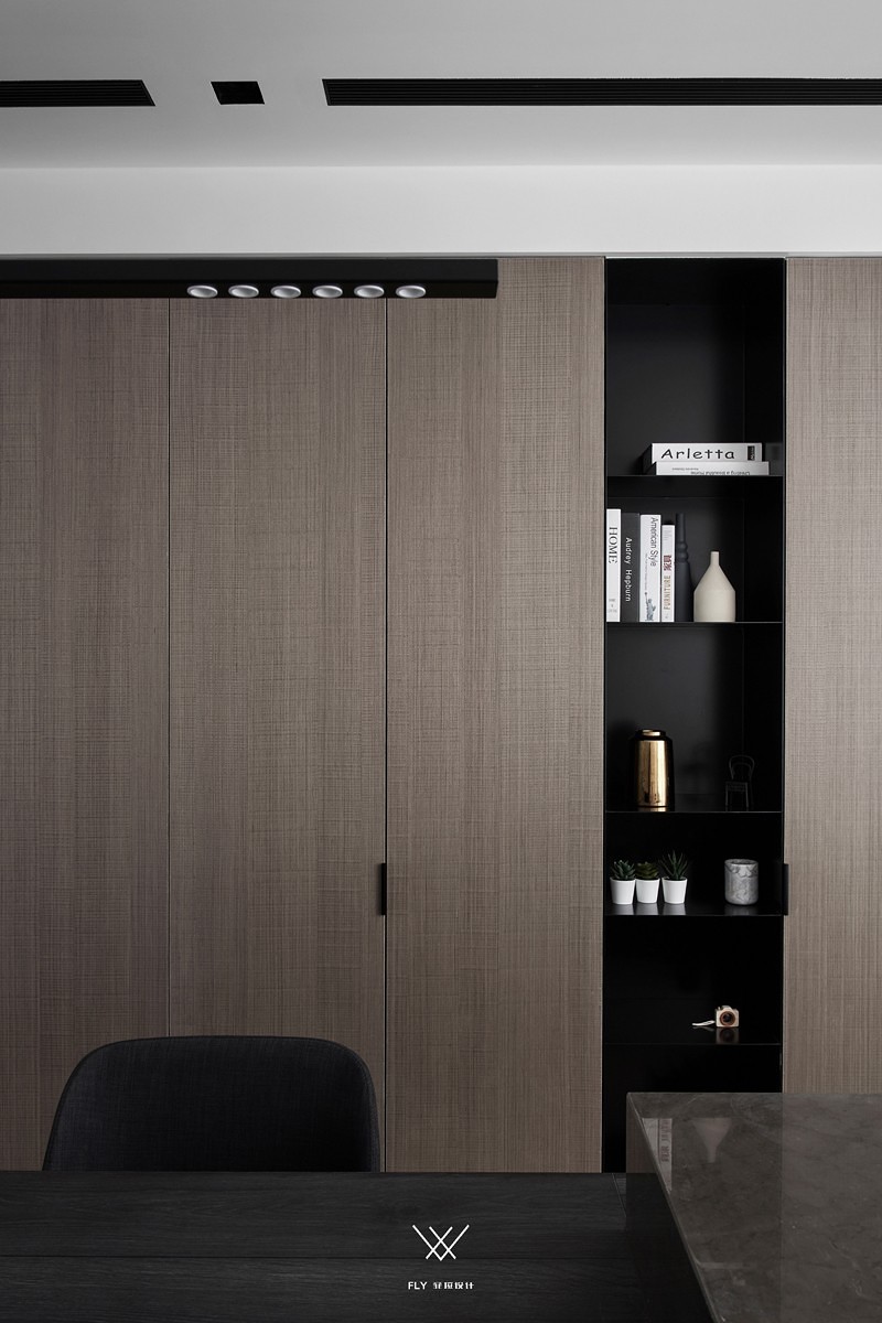 烤漆白色的柜门跟洗衣房的隐形门连成一体,黑色的钢板柜,线条感十足.