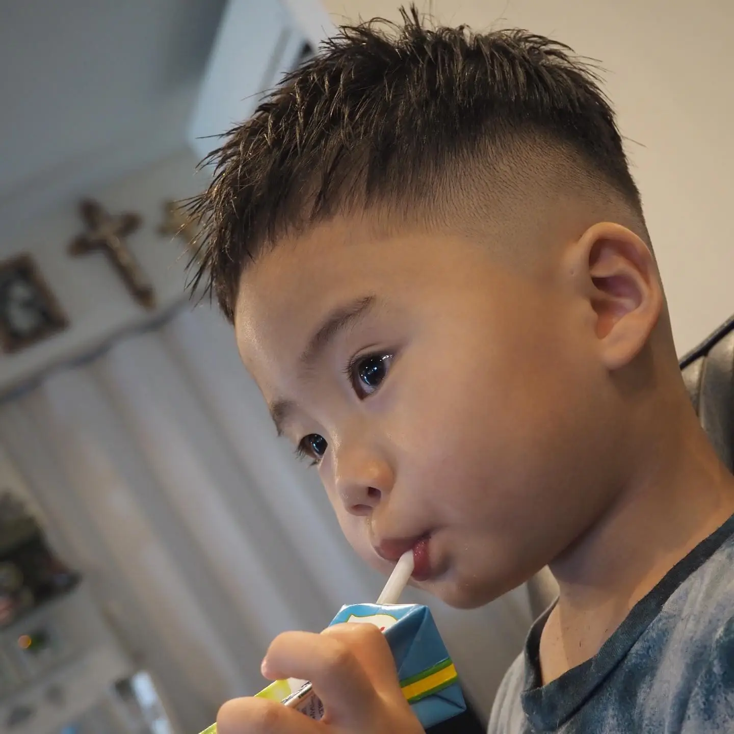 2024夏季小男孩发型来了,两侧铲短很百变,剪完真帅气