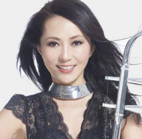 13岁时程琳就以歌手身份在首都体育馆"新星音乐会"亮相,并以一曲