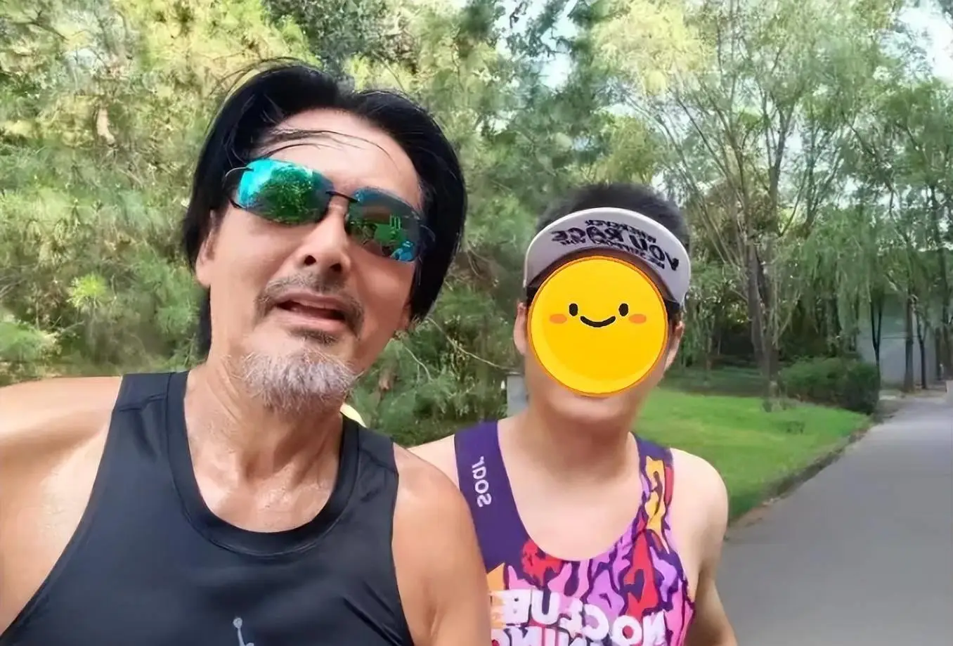 69岁周润发朝阳公园跑步!手臂长满小肉球,目击者称身高超180