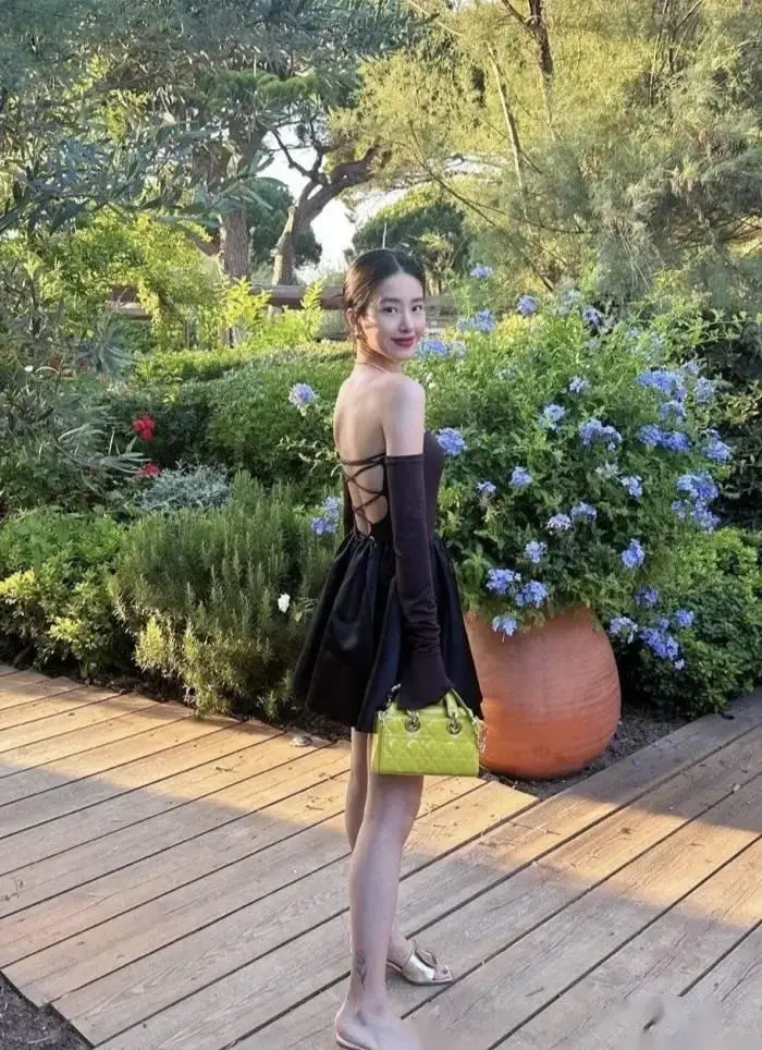 女神杨采钰的日系写真赏,美貌与魅力让人无法忽视:这谁顶得住!