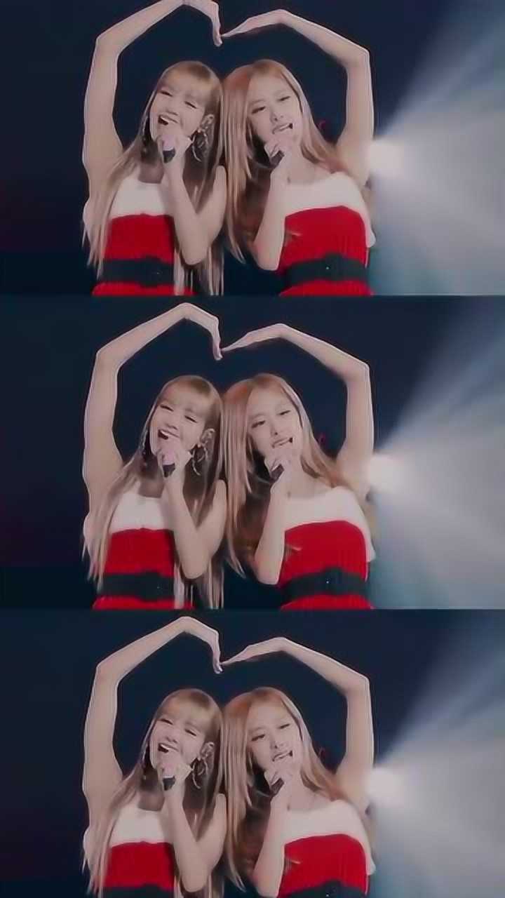 lisa抱着rose唱圣诞歌画面一片和谐