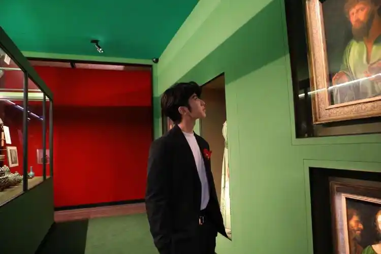 > 蔡徐坤黑色西服套装帅气图片(6/7)