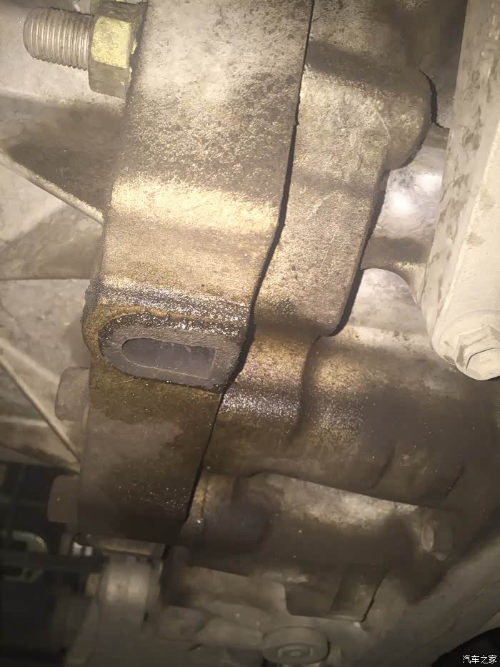 浅谈发动机油封漏油的几种原因