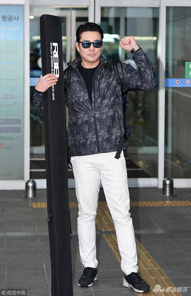 组图:李太坤简约造型现身机场 步态潇洒十足运动型男一枚