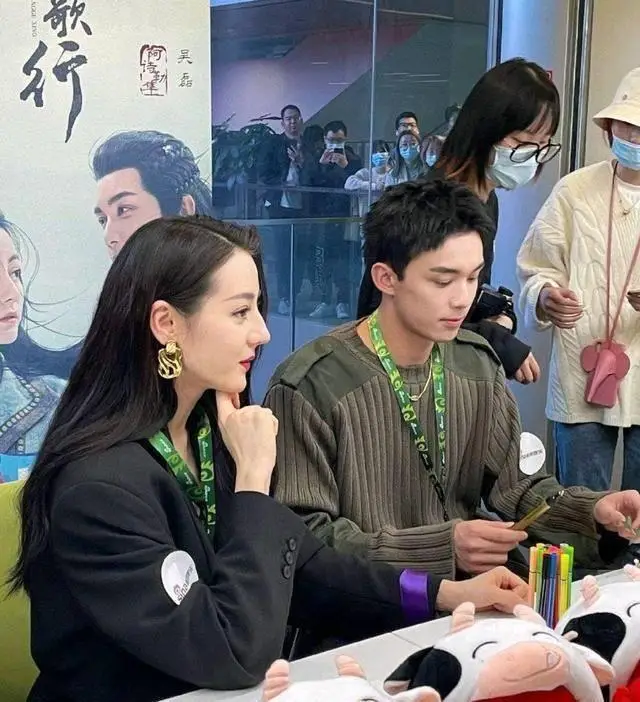 原创原创长歌行超甜互动吴磊闭眼给迪丽热巴系蝴蝶结粉丝磕到了