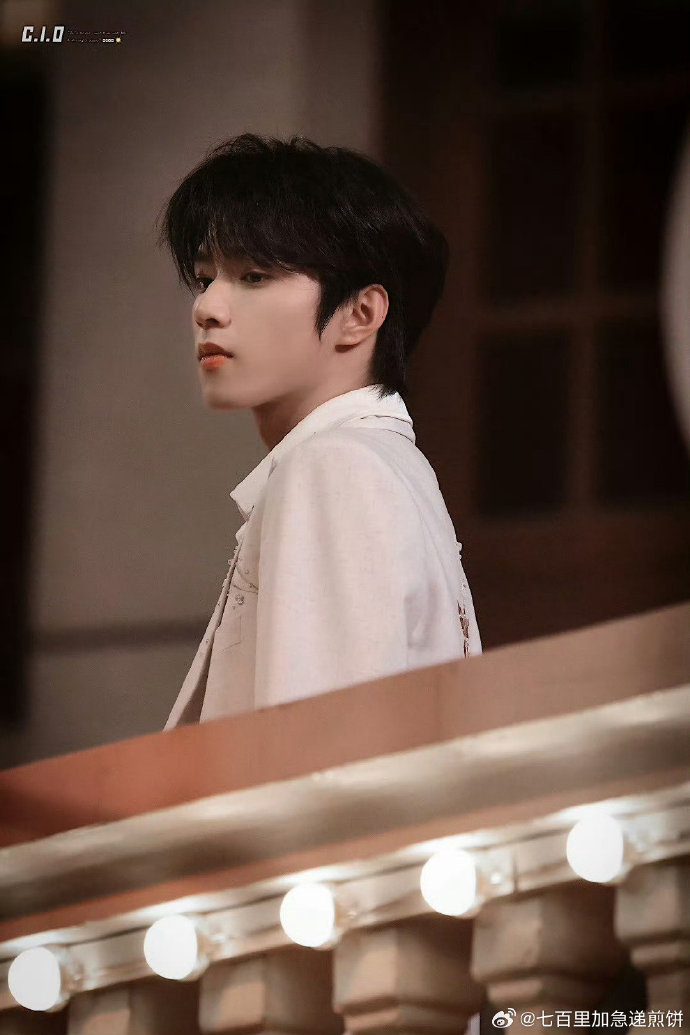 我在疯狂存今晚刘耀文的饭拍,照片是如此直观传递出颜值的力量