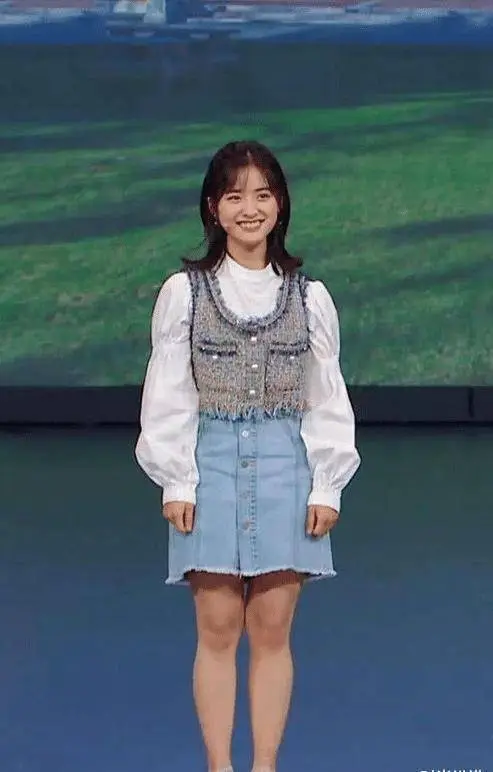 原创偶像剧演成乡下小妹活动照粗腿抢镜沈月是如何成为女明星的