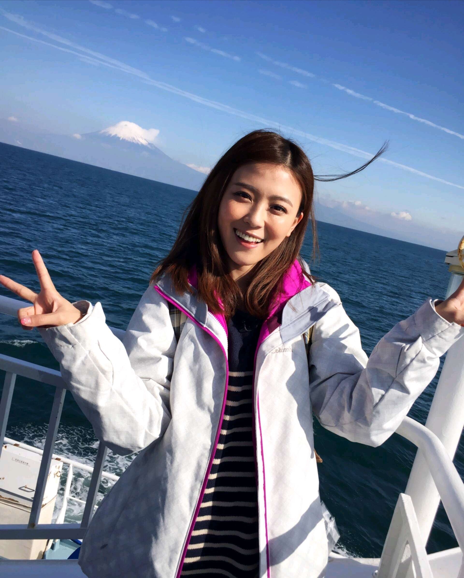 有着台湾甜心天使之称的卓文萱,外形可爱甜美,笑容真诚,她是属于那种