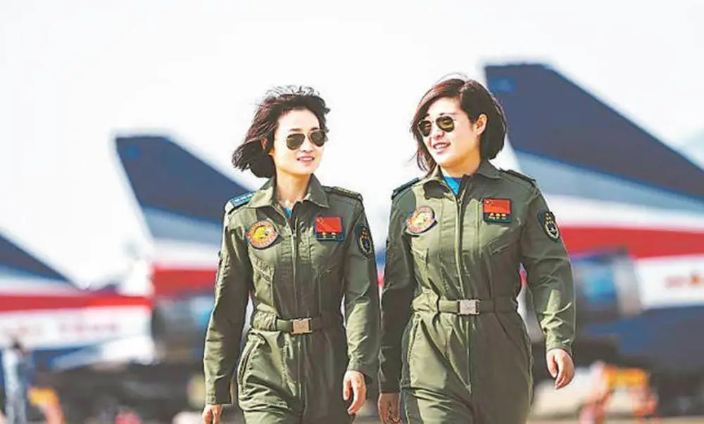 回顾"空军英烈"余旭:中国首批歼-10女飞行员,墓前放战机模型
