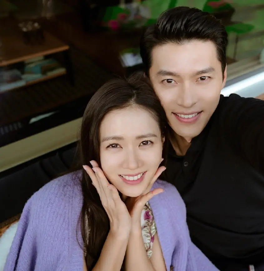 玄彬与妻子日本约会,大姨头引热议,孙艺珍看老公眼神拉丝好甜_网友