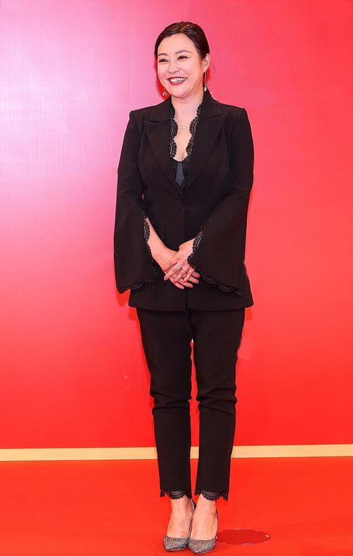 郝蕾品味不一般!微胖身材非要穿小码西装,效果意外性感时髦