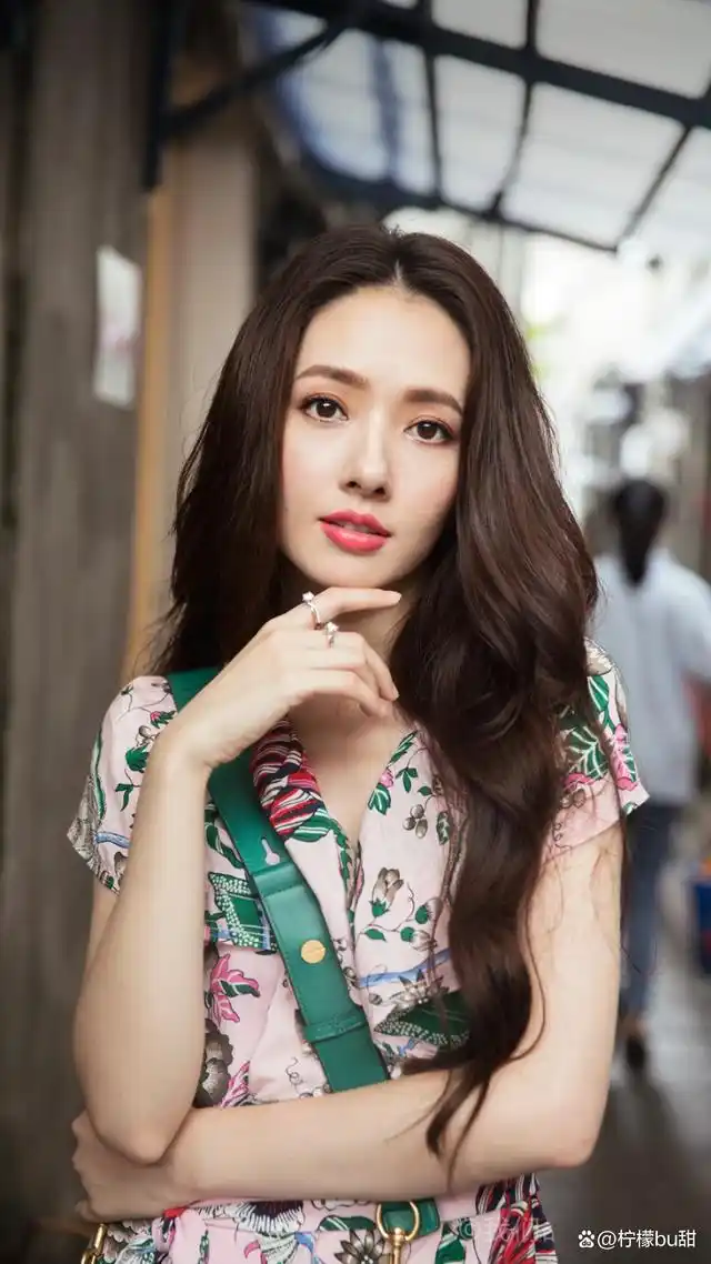 台湾女演员郭碧婷笑容甜美温暖温婉可人