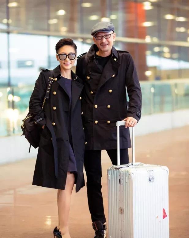 gif创作人# 梁静与管虎海边漫步,夫妻俩穿情侣装浪漫相拥,蜜意情浓.