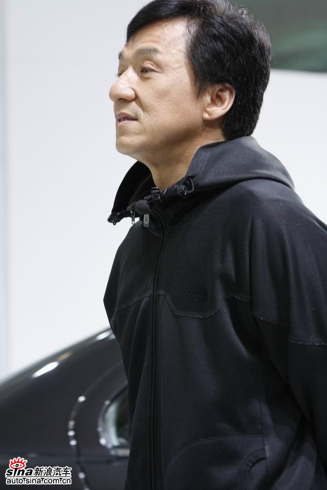 成龙力挺三菱展台再现大哥风范