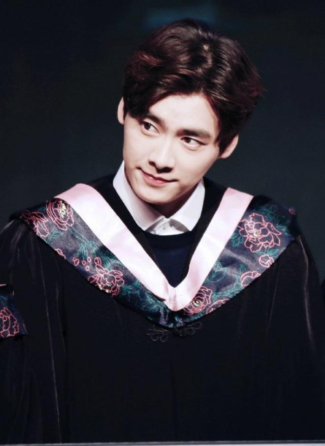 最美学士服大赛 国民校草李易峰绝美学士服照分享