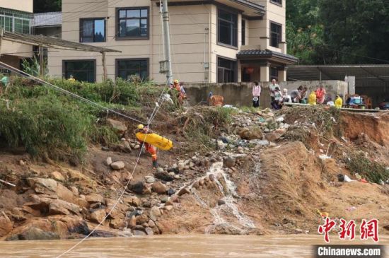 6月19日,福建省龙岩市上杭县,森林消防救援人员用绳索转移受困者.