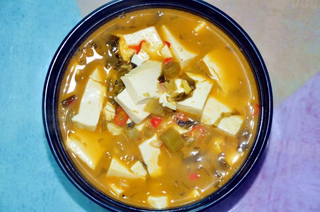 豆腐变酸更好吃嫩豆腐配酸菜做的热汤豆腐酸爽汤汁暖胃