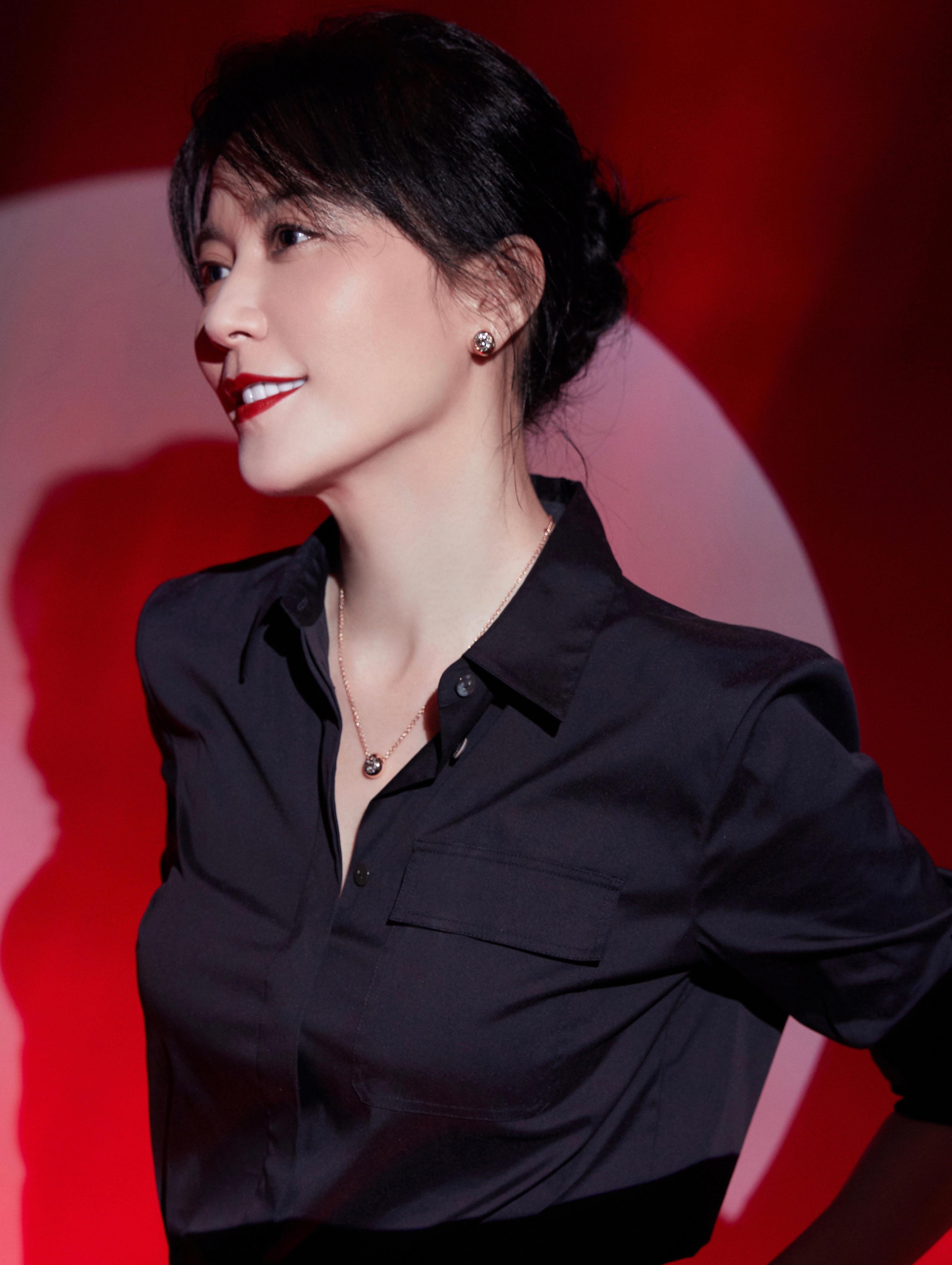 原创49岁俞飞鸿气质真好黑色丝绸衬衫配黑色直筒裤优雅大气显年轻