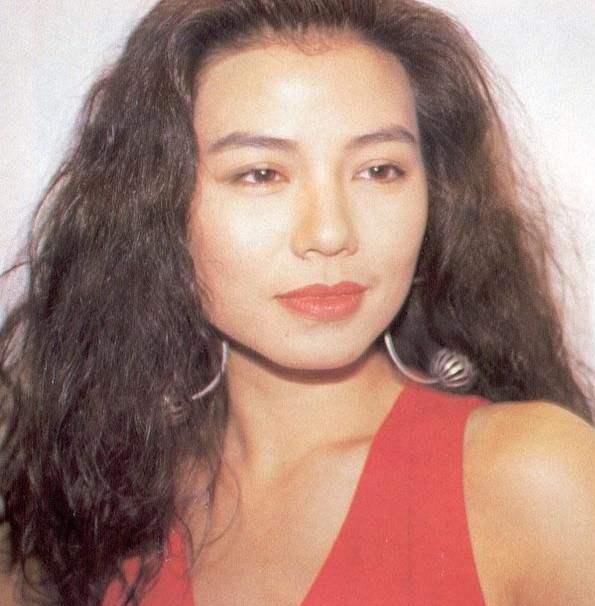 一身低v的钟楚红,身材颜值依旧在线,曾拒绝刘德华成龙的追求