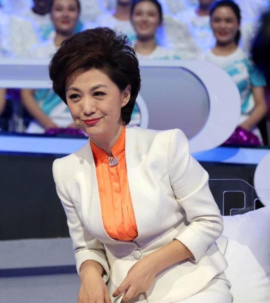 海霞念11分钟急稿零失误,穿职业装气质太出众_腾讯新闻