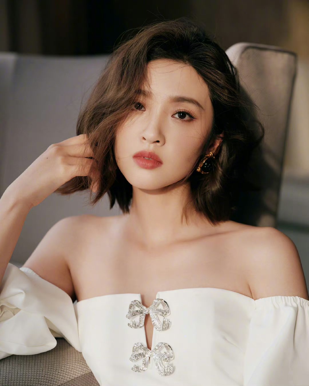 唐艺昕微卷齐肩短发,一字肩泡泡袖连衣裙,优雅迷人#我们都爱聊八卦