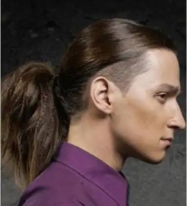 男生小辫子发型后脑勺引人注意显帅气俏皮魅力