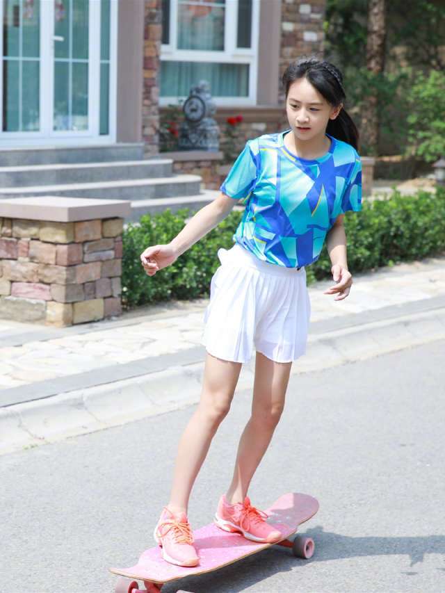 田亮晒森碟美照,11岁田雨橙穿运动装长腿逆天,身材比例好出众