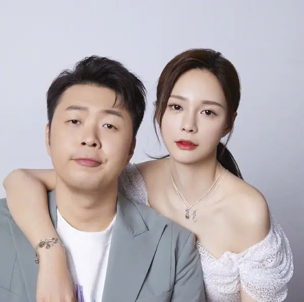 杜海涛为老婆庆生称呼显疏离,合照抗拒拥抱,大腿比沈梦辰的还细_因为