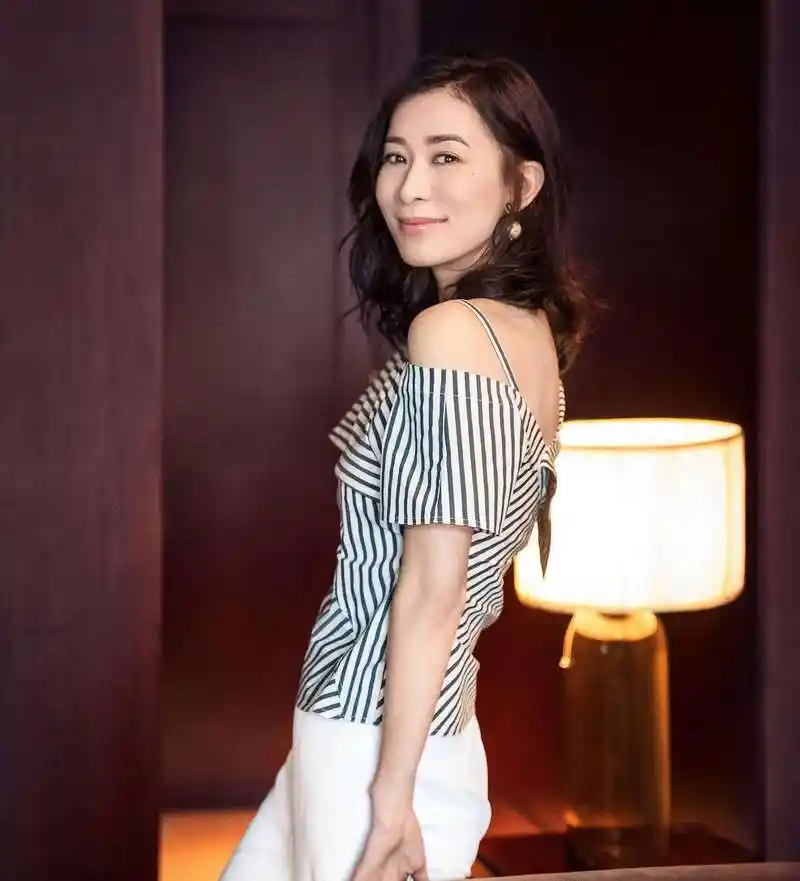 佘诗曼身穿水绿色连衣裙,身材苗条,大方露笑眼神明亮!