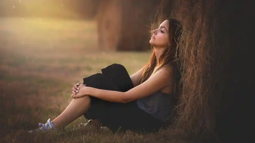 我蹲在角落被你们的幸福灼伤