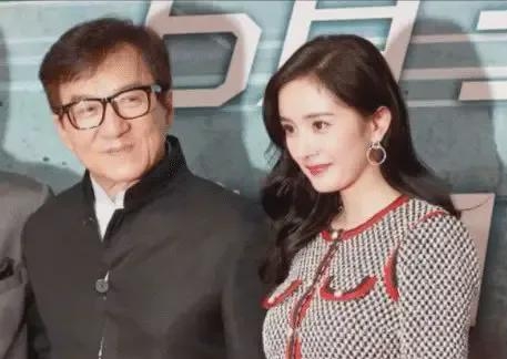 2003年,49岁的成龙和17岁的杨幂拍了一个机车广告,成龙拿到了50万,杨