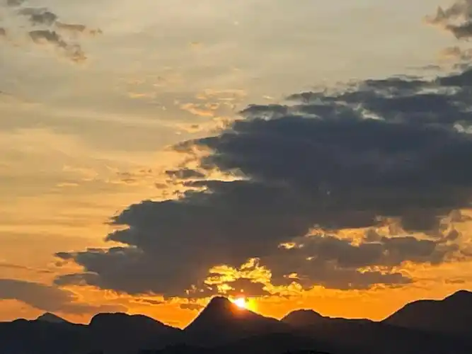 沉甸甸的太阳从东方升起