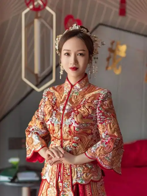 严谨的来说秀禾服其实是袄裙,现在是很流行的一种中式新娘礼服,源自