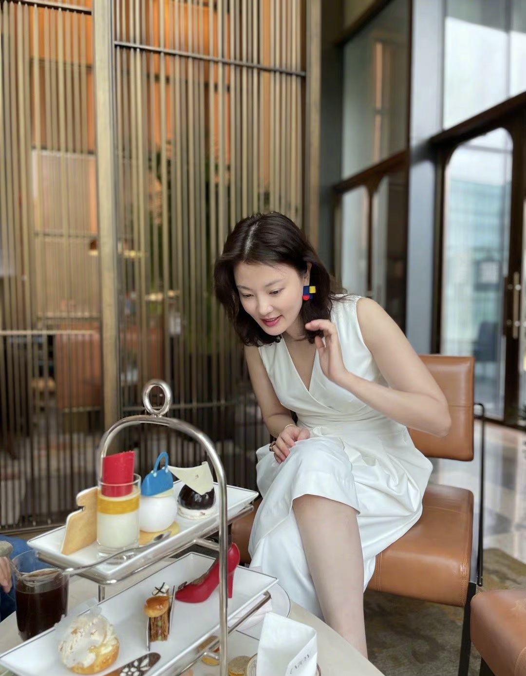 央视美女主持刘芳菲,灰色针织衫配焦糖长靴优雅高级,气质真绝了