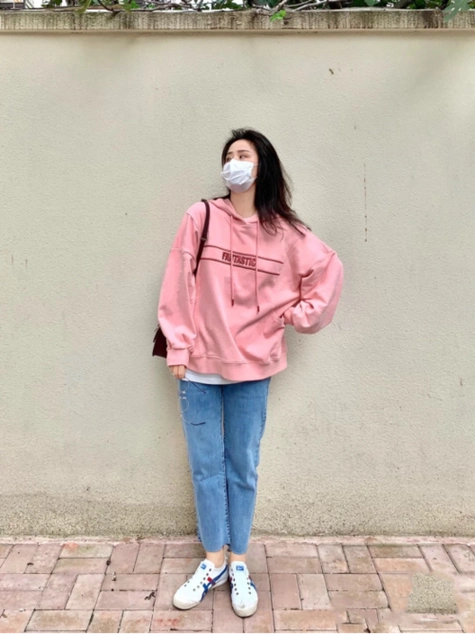 古力娜扎这样穿卫衣少女感爆棚短款粉色卫衣配牛仔裤真美