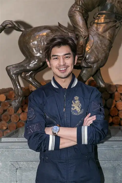 陈柏霖受邀米兰时装周帅气有型少年感爆棚