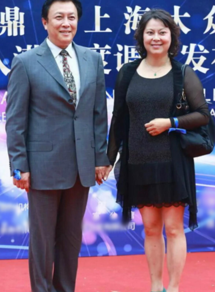 回顾演员壮丽嫁大12岁唐国强婚后连生两子一家五口幸福美满