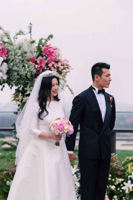 朱珠婚礼合照曝光郎才女貌好般配男方婚戒疑早已暴露