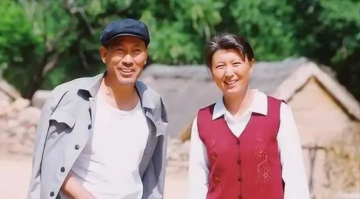 原创靠冯巩挤走闫妮一步步成为苦情专业户她一出场就知剧中谁最苦